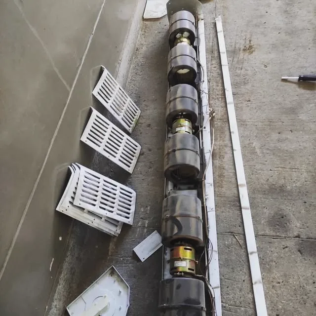 Turbinas de un sistema de aire desmontadas sobre el piso durante un mantenimiento
